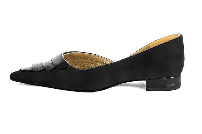 Matt black women's open arch dress pumps. Pointed toe. Flat flare heels. Profile view - Florence KOOIJMAN